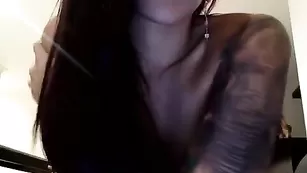 Симпатичная брюнетка Fallenstar77 дрочит анус фаллосом