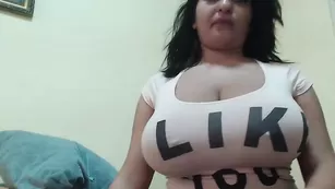 Грудастая толстушка Farraday ласкает свои прелести