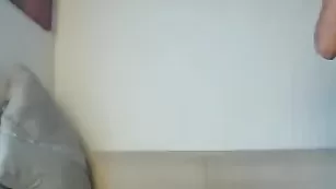 Сексуальная брюнетка Danikared натирает грудь маслом