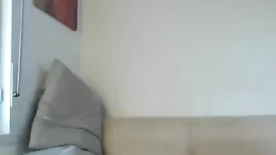 Сексуальная брюнетка Danikared натирает грудь маслом