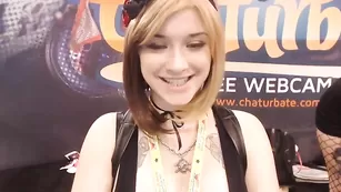 Очаровательная самка Sexy_aymee общается во фри