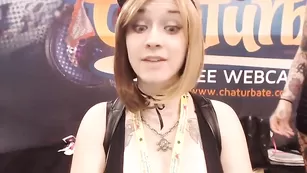 Очаровательная самка Sexy_aymee общается во фри