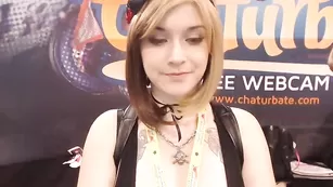 Очаровательная самка Sexy_aymee общается во фри