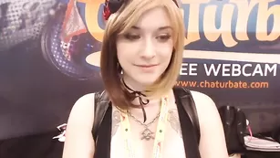 Очаровательная самка Sexy_aymee общается во фри