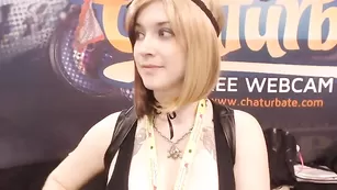 Очаровательная самка Sexy_aymee общается во фри
