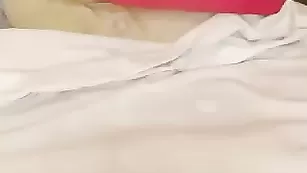 Замечательная самка Sapphiresquirt ласкает половые губки