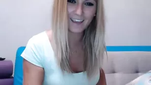 Озорная блонда Larissa4 общается во фри чате