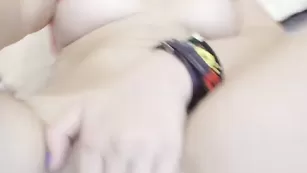 Шальная самка Beautydaryanna дрочит киску фаллосом