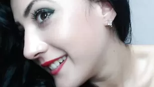 Очаровательная пассия Anyasquirt смачно мастурбирует пилотку