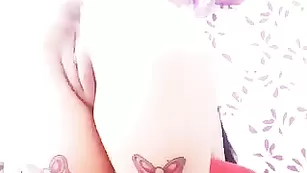 Красотка с тату Kellyclark ласкает бритую киску