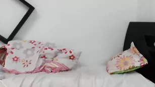 Сексапильная цыпочка Dannasugar трахается с секс игрушкой