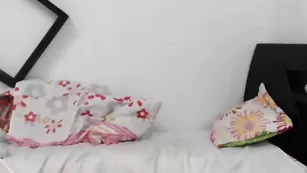 Сексапильная цыпочка Dannasugar трахается с секс игрушкой