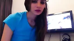 Темноволосая детка Sweetblondish жестко долбит пизду