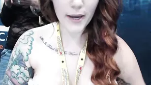 Солидная пассия Ramonaflour обнажает красивую грудь