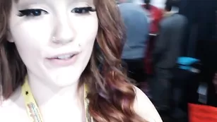 Солидная пассия Ramonaflour обнажает красивую грудь