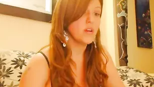 Рыжая красотка Candylove4u дрочит сочную киску