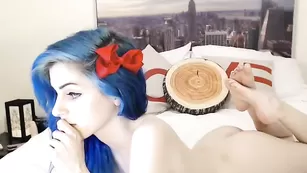 Худенькая красотка Kati3kat мастурбирует бритую пизду