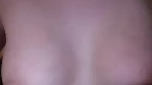 Зажигательная блонда Eent3r мастурбирует бритые отверстия