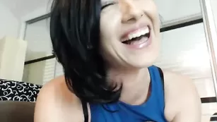 Темноволосая курва Crazycrissy мастурбирует бритую киску