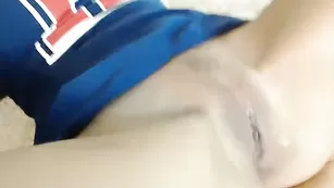 Темноволосая курва Crazycrissy мастурбирует бритую киску