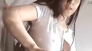 Пикантная соска Dayaanna ласкает крупные сиси