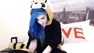 Крашеная худенька Kati3kat3 мастурбирует пизду