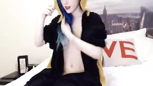 Крашеная худенька Kati3kat3 мастурбирует пизду