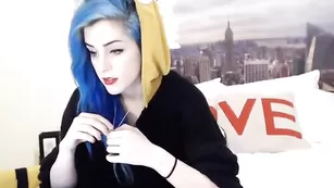 Крашеная худенька Kati3kat3 мастурбирует пизду