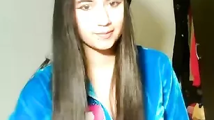 Милая брюнеточка Foxy__love1 показывает красивую грудь