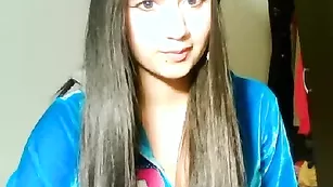 Милая брюнеточка Foxy__love1 показывает красивую грудь