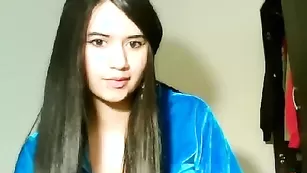 Милая брюнеточка Foxy__love1 показывает красивую грудь