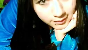 Милая брюнеточка Foxy__love1 показывает красивую грудь