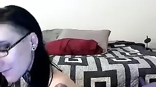 Грудастая самка Jeselynonline ласкает бритую вагину