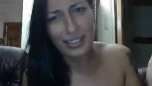 Шальная леди Xsnowbunnyx дрочит пизду и кончает