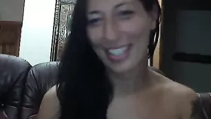 Шальная леди Xsnowbunnyx дрочит пизду и кончает