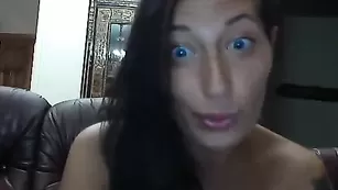 Шальная леди Xsnowbunnyx дрочит пизду и кончает