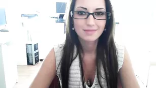 Похотливая курва Sexyofficegirl ласкает интимные места