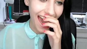 Обаятельная брюнетка Adriennah20 беседует с поклонниками