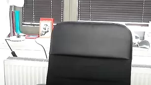 Обаятельная брюнетка Adriennah20 беседует с поклонниками