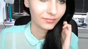 Обаятельная брюнетка Adriennah20 беседует с поклонниками