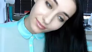 Обаятельная брюнетка Adriennah20 беседует с поклонниками