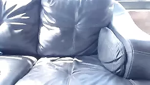 Похотливая малышка xWildThingx теребит вагину