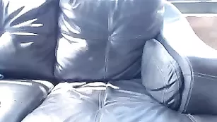 Похотливая малышка xWildThingx теребит вагину