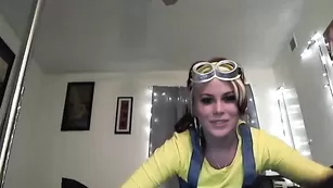 Сочная куколка Blazingsweetheart мастурбирует бритую киску