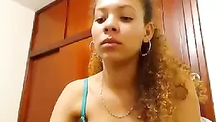 Шикарная негритянка Vodianova_hot демонстрирует упругую попку