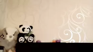 Изумительная брюнеточка Evelyne92 трахается секс игрушкой