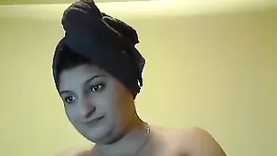 Толстенькая сука Farraday ласкает крупные сиськи