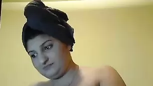 Толстенькая сука Farraday ласкает крупные сиськи