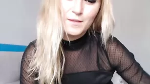 Сексуальная блонда Larissa4 мастурбирует вагину
