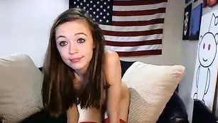 Озорная малая Anabelleleigh мастурбирует вибратором киску